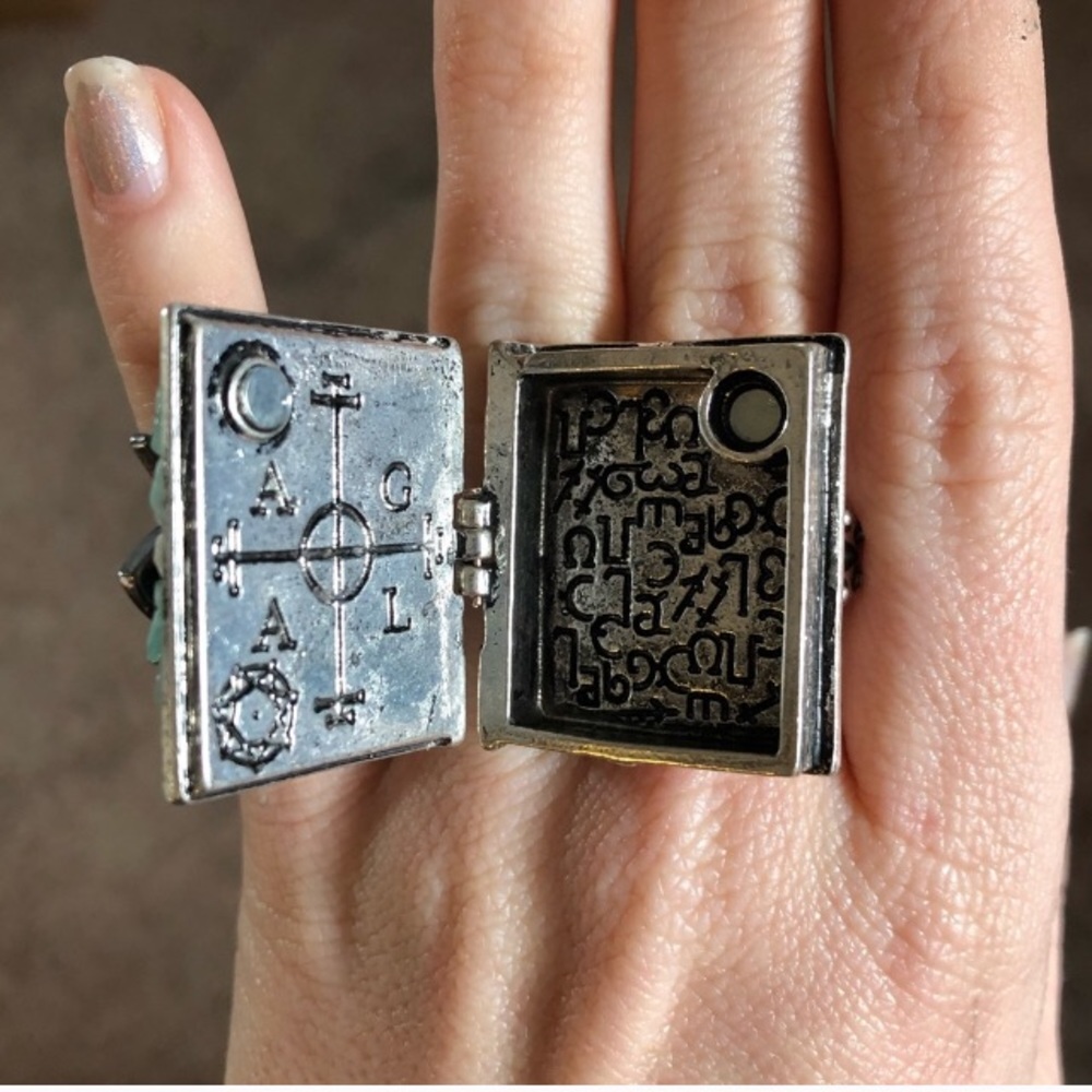 Poison Ring ! Secret compartment evil eye locket - Picture 3 of 8